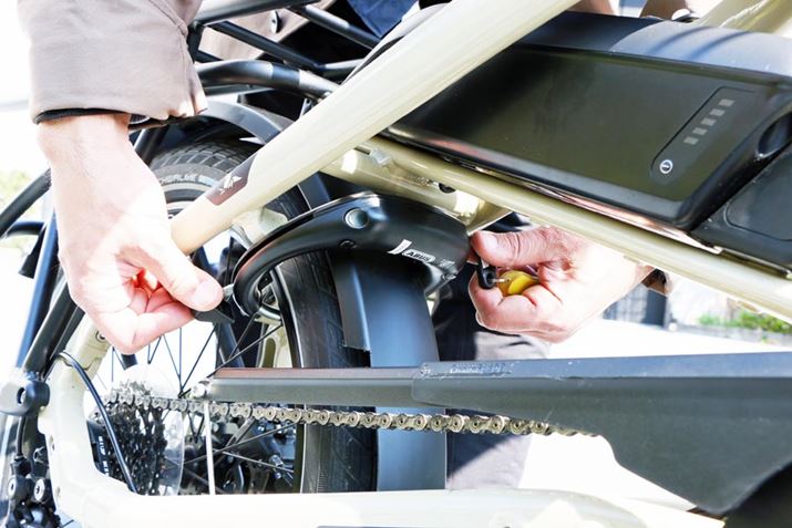 ւɑꂽT[ŃAMɒ]̂hCcABUSB{̑͗ōsȂ΂ȂȂAWĂ̂͂肪