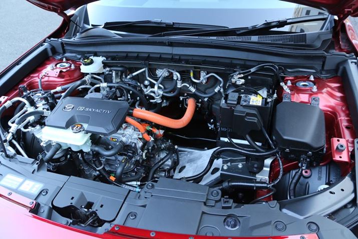 uMX-30 EVṽ{lbǵAGWڂĂȂ߃Xy[Xɂ͂Ȃ̗]T