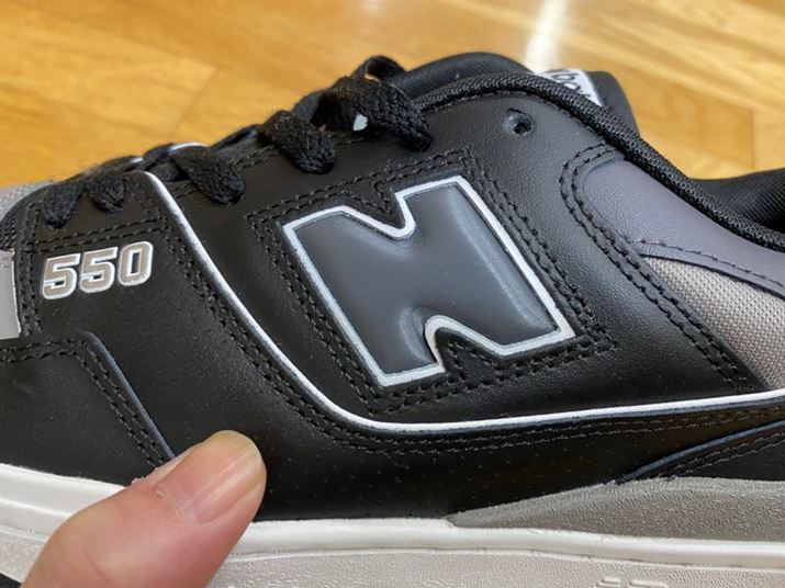 TChɂ́Au550vƂfzADNApBuhȂ݂N}[ŃAȃtH[ĂA|bvő݊߂ȃfUCɎdグĂ܂