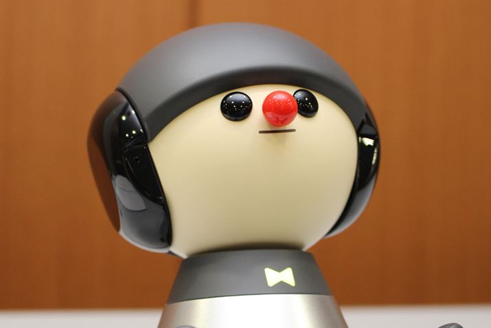 ӂƂuԂCharlieƁAڂLLĂāA邢̕\