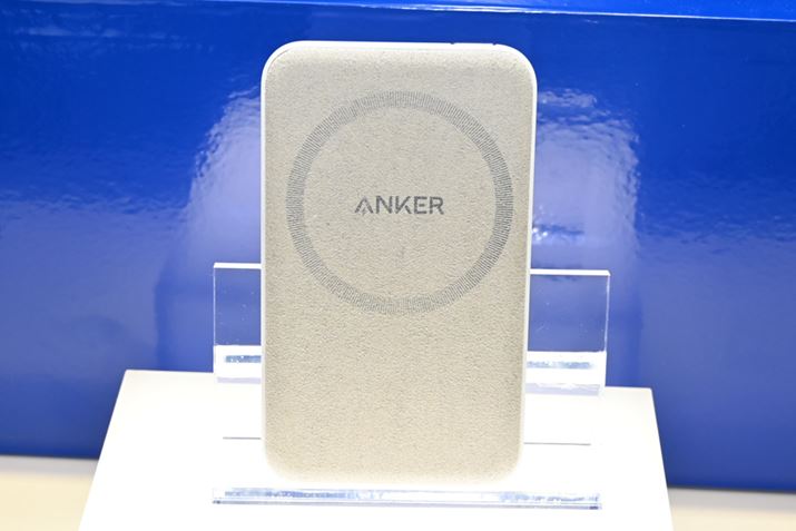 ő7.5W̃}OlbgCX[d\ȃoCobe[BiPhone 12V[YMagSafeΉiPhoneP[XɑΉB11mm̔^݌vŁAX}[gtHɏtȂ悤Ƀt@ubNfނ̗pĂ̂|CgBeʂ5000mAhB9ŁAi4,490~