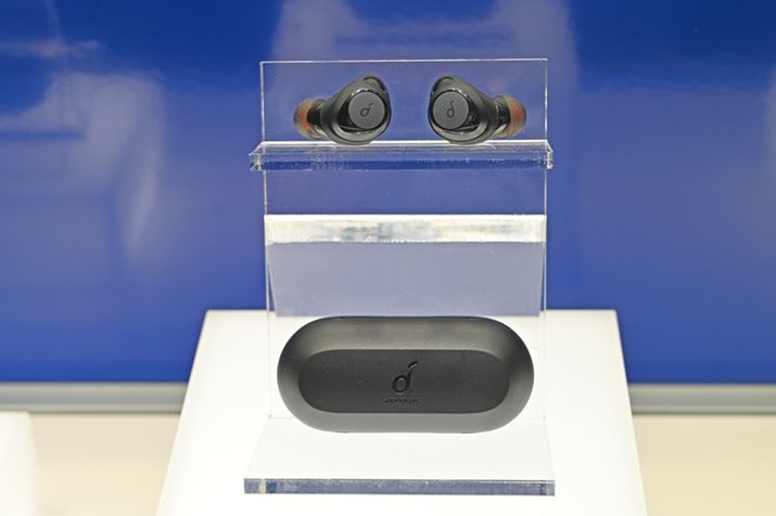 RXpTWSALibertyV[Y̍ŐVfBSoundcoreAvɂJX^}CY@\VɓڂACRCU[{^̃ATCύXȂǂs悤ɂȂBpP[XUSB Type-CΉƂȂACX[dɂVɑΉBIPX7̖h\BR[fbNSBCAACT|[gBobe[쓮Ԃ́ACzP̂ōő10ԁAP[Xpōő40ԁB525ŁAi4,990~