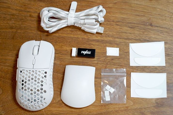 Ultra Custom Wireless Symm̕tiB摜̈ԉEɂ̂}EX\[Aׂ̍ɂ̂{^Xy[T[łB̂قA[dpUSBP[ui2mjAUSBV[o[܂