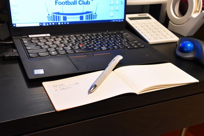 ҏWE}LḿAnľʁA̋ƃXy[Xɂ҂ȁuisshoni. m[g fXNvwI ނ́A13C`PCΉTCÝuubNṽXg^CvZNgBPCŊǗuToDoXgv̂悤ɁA킴킴^uJƂ悤ȃ_ȃXebvȂAƖڐ𗎂ƂŁAׂƂڂɓĂ̂ŁAƌƂĂ悭ȂCB܂A9cmƂ̂▭ȃTCYŁAm[gPC̑Ő󂫃Xy[Xɂ҂ƃn}̂ɂ͋BlIɂ́AN[n̐F̎ɐԂ̌rƂgݍ킹CɓI