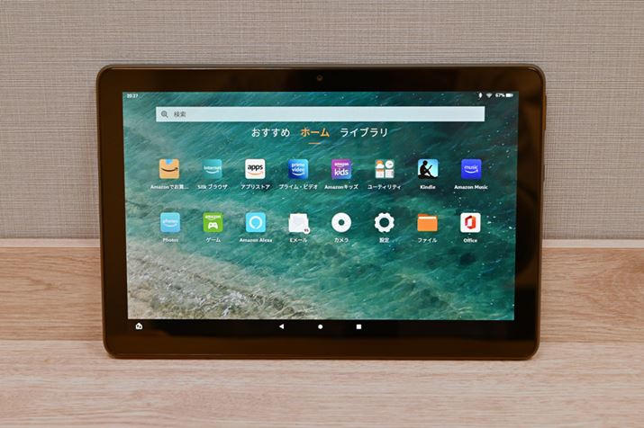 XNGAɋ߂fUCւƐ܂ςŐVFire HD 10V[YBXs[J[͉ʒu̎ɍE㕔ɂ悤ɃCAEgĂ