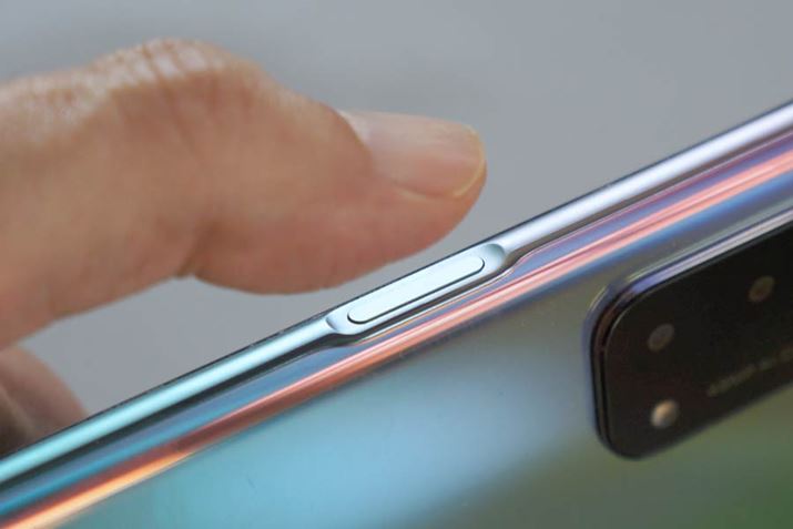 {fBEʂɔzuꂽd{^ɎwZT[ĂBȂA{[{^͔Α̍ʂɔzu