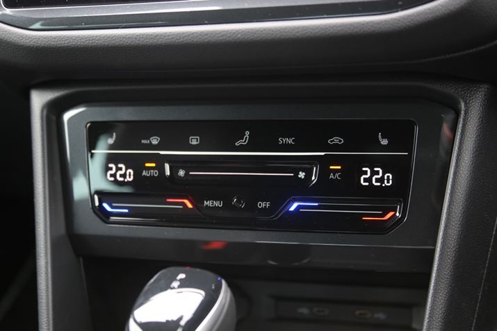 tHNX[Q V^ueBOAviR-LineO[hj̃CeAƁAVɍ̗pꂽGARRg[pl