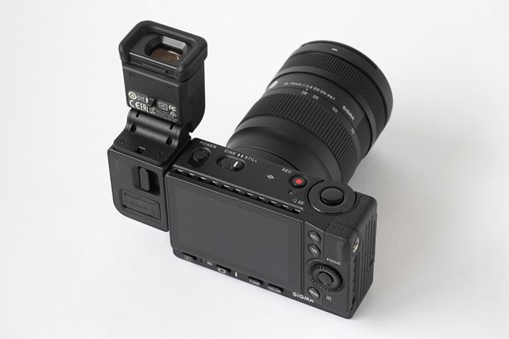 EVF-11͏90x܂ŉ`g@\𓋍ځBڑ̍ۂɊOJ{fBHDMI[qJo[́AEVFɎtĎ[ł悤ɂȂĂ܂