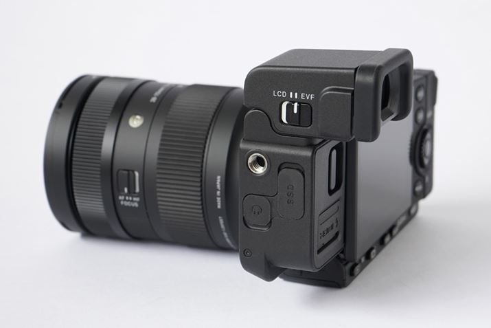 OtEVFłOL^ł悤ɁAEVF-11͑ʂɃ|[^uSSDڑpUSB[qiType-CjĂ܂Bwbhz[qڂĂ̂ŉj^O\łBȂAACZT[͔񓋍ڂŁAEVFƃj^[̕\؂ւ͑ʂ̃XCb`ő삷Kv܂