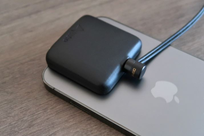 2.5mm[qڑƂBg̃vOłiPhonewʂɊȂ悤AlĂ