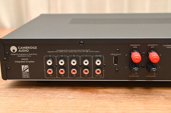 wʂɂRCÁAXs[J[o͂ɉAUSBVɓڂꂽ