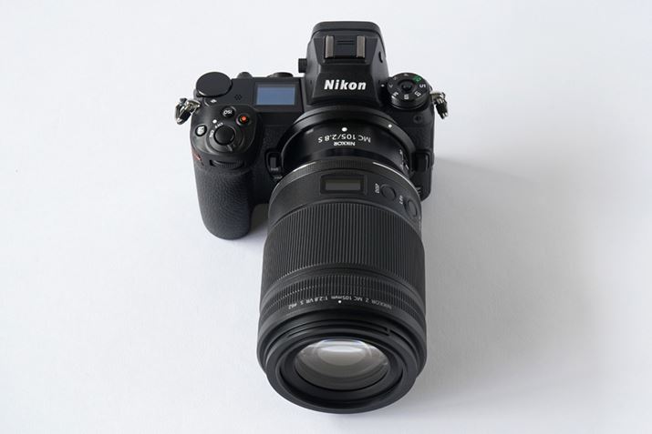 S140mmłȂɒłAdʂ͖630gAF-S VR Micro-Nikkor 105mm f/2.8G IF-ED120gyʉĂ܂BtB^[a62mmŁAAF-S VR Micro-Nikkor 105mm f/2.8G IF-EDƋʁBOσfUCł́A}Eg߂̃Ŷ̂ƂɁuNIKKORṽGuǉĂ܂