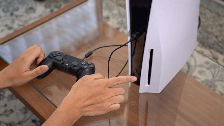 PS5̓d؂ԂŁuDUALSHOCK 4vUSBP[uPS5ɐڑ