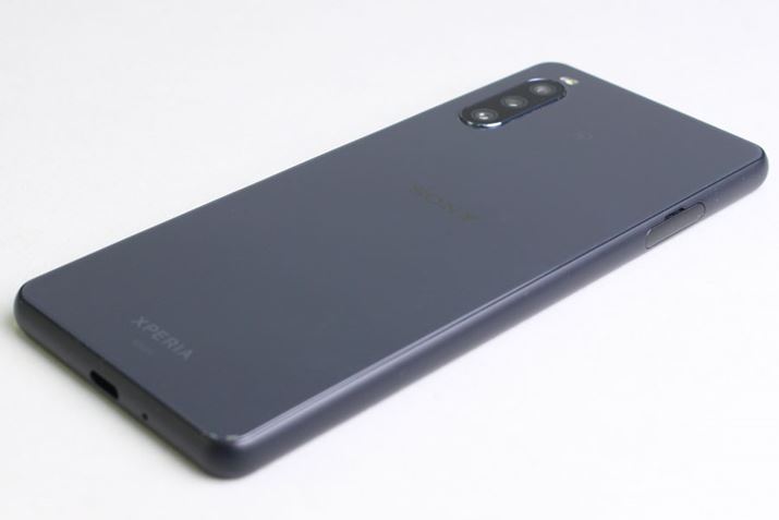 KX̂悤ȃVGbgƁAɂ܂Ƃ߂ꂽgvJ̔zúAXperiaV[YɋʂfUC