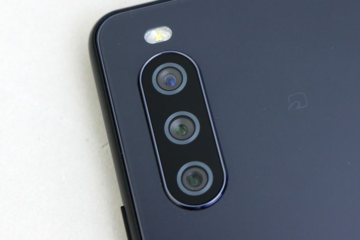 cɕ3̃CJBJ̃n[hEFÁuXperia 10 IIvƂقڋʂAWJ̃Y̖邳F2.0F1.8ɃAbvĂ