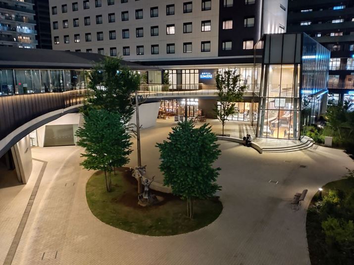 ԘĨiCg[hŎBeBS̓Iɖ邭ʂĂAV[EBhẼnCCg̗lqƎʂĂ