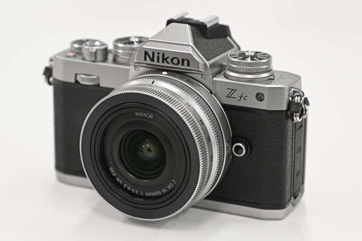 Y[YLbgɕtWY[YuNIKKOR Z DX 16-50mm f/3.5-6.3 VRv𑕒C[WBZ fcɂ킹VF̃Vo[J[t