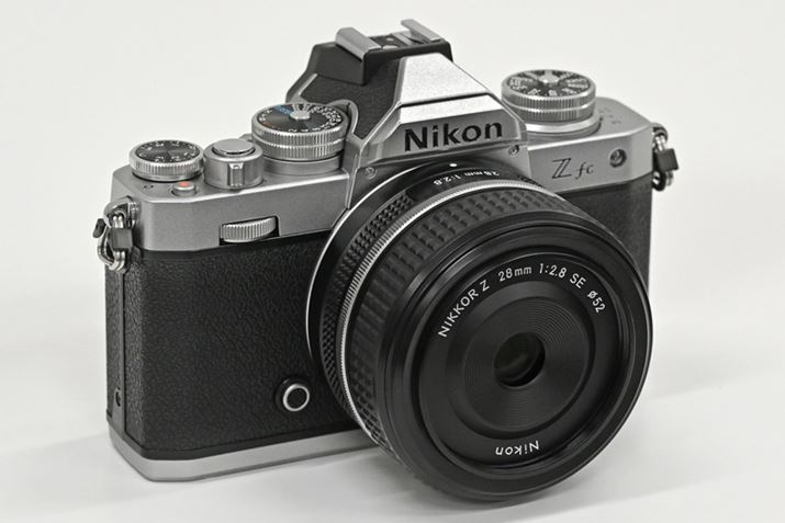 {fBOʂ̓}OlVEƎgݍ킹āAwʂɂ͒Yf@ەޗ̗pBTCY͖134.5ij×93.5ij×43.5isjmmŁAdʂ͖445giobe[E[J[h܂ށA{fBLbvjBĂ郌ÝAPœ_YLbgɕtuNIKKOR Z 28mm f/2.8iSEjvBJ\ς݂̃tTCYΉ̍LpEPœ_YŁAZ fcpɃfUCꂽXyVGfBV