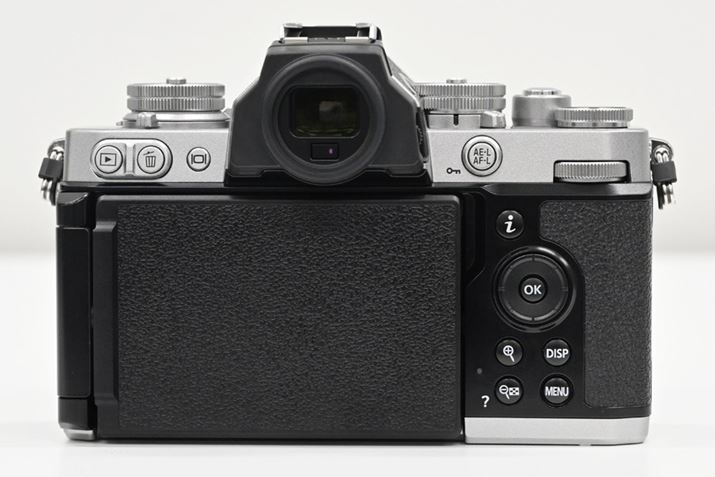 wʂ́A{^zu͈قȂ̂́AZ 50̑쐫mۂeɂȂĂBdqr[t@C_[iEVFj̃XybNZ 50ƓƂȂ236hbgE{1.02{iAPS-CZjBt@C_[Ɋی`̃ACs[X̗p̂Ȃ