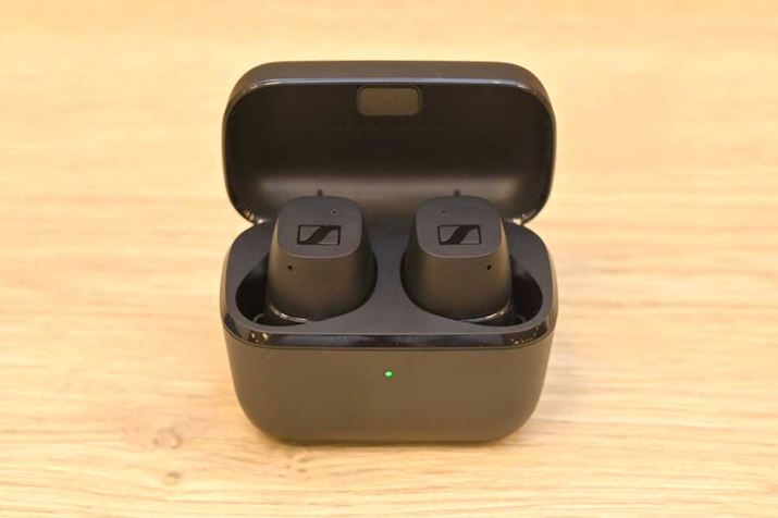 pP[X̃fUCuCX 400BT True WirelessvقړPBLEDCWP[^[̓tgɈړ