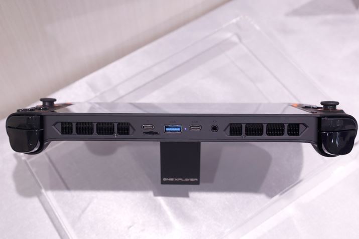 OC^[tFCX͖{̂̏㕔ɔzuĂ