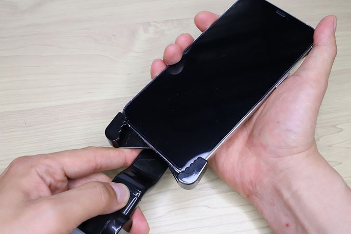 uiPhone 12 Pro Maxv́A2mmقǂ̍Ńz_[ɓ炸A