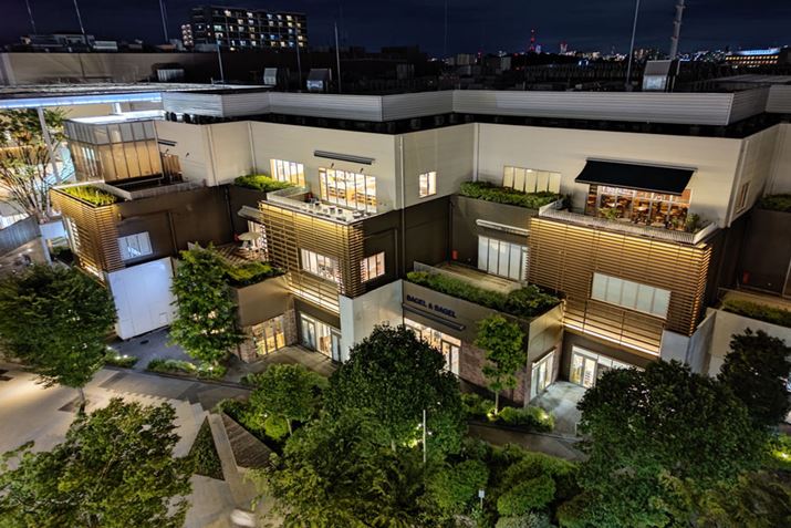 ߂ȖiBeBnCCg▾ɏƂ炳ꂽǂ̊KRBXH̃fBe[X܂łcĂ