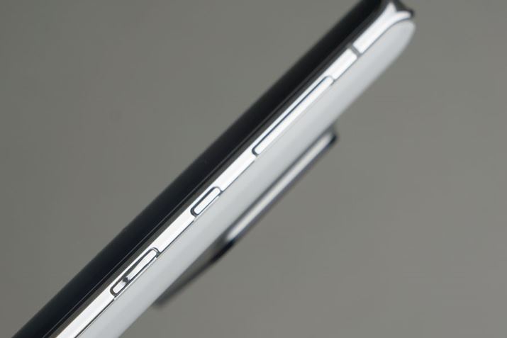 {^̓{fBEʂɔzuBʐ^΂ߍdAGoogleAVX^gĂяoA{[ƂсBȂd{^̒ŁAGoogle PayȂǂ̌Ăяos