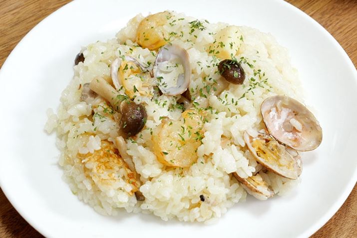 Mɂ悻āApZӂ肩܂BHׂĂ݂ƁACN̖ՂƏoĂĂI ɂɂpE_[Ă̂ŁAɃp`܂