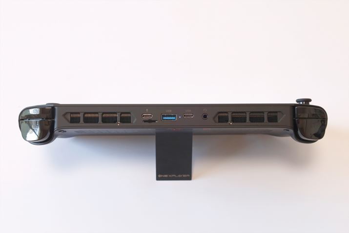 OC^[tFCX͏㕔ɔzuĂBUSB 4.0×2AUSB 3.0AmicroSD[J[hXbgA3.5mm̉o͒[q