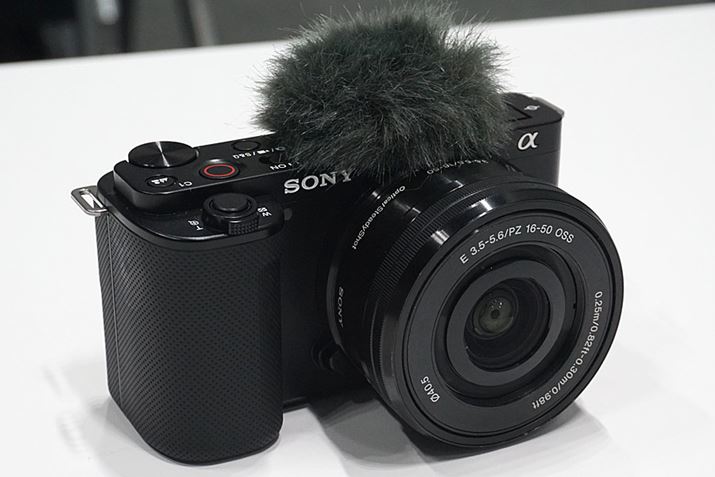 ZV-E10̓YVlogp~[XB\j[́uVLOGCAMv̓ƂEChXN[tBʐ^̓ubNfBY̓YLbgɕtE PZ 16-50mm F3.5-5.6 OSS