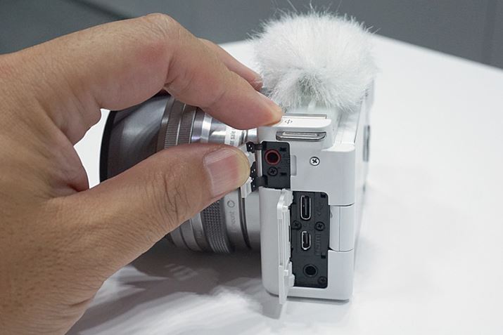 oAOtj^[ɊȂ悤ɁA}CN[q͖{̂̑OɔzuĂ