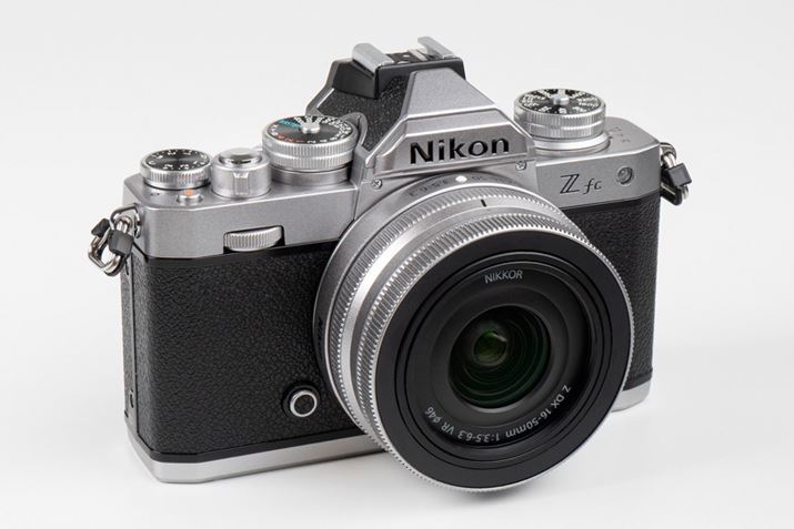 LbgYƂėpӂĂWY[YNIKKOR Z DX 16-50mm f/3.5-6.3 VR𑕒C[WB̃ÝAZ fc̃J[ɂ킹ăVo[̋ɂȂĂ