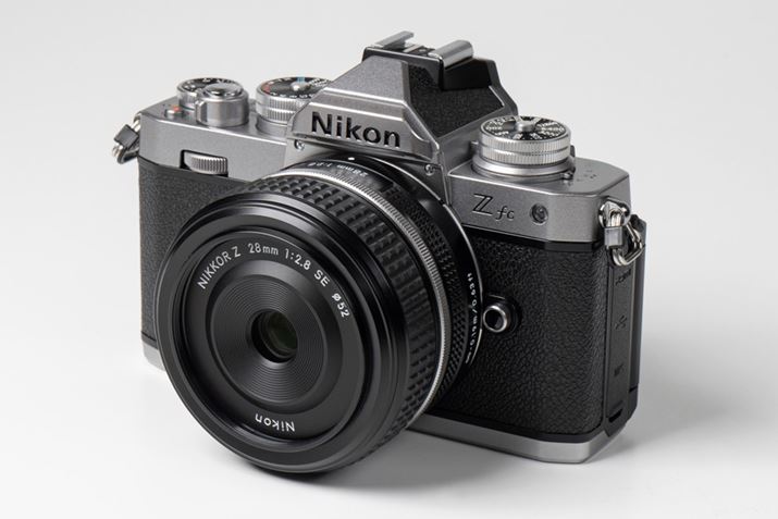 LbgYNIKKOR Z 28mm f/2.8iSpecial Editionj𑕒C[WB̃ÝAZ fc̃NVbNȃX^CɃ}b`悤ɁA[bgVo[̃CȂAi Nikkorv킹fUC̗pĂ