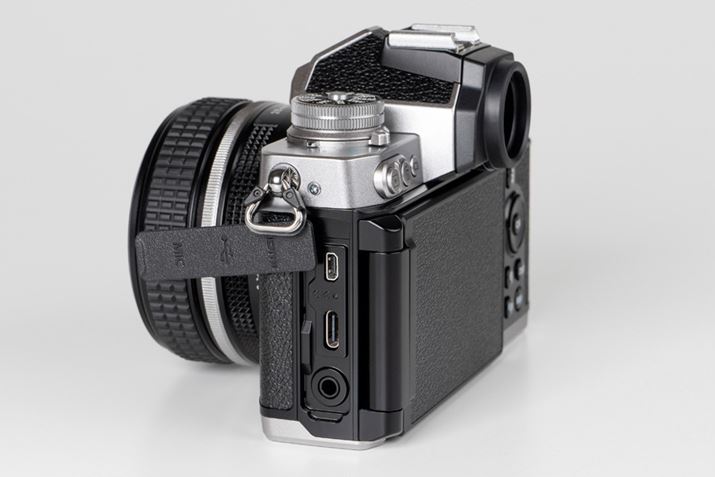 {fBʂHDMI[qiType DjAUSB[qiType-CjAO}CŃi3.5mmXeI~jWbNj𓋍ځBUSB[qoRł̋dɂΉ