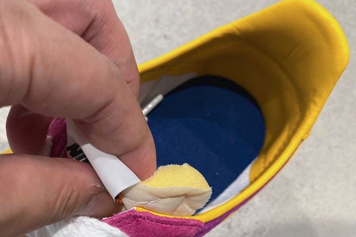 V[^́Aq[ƓlɁAiCL̃I[hfőgtH[onh^Cv𓥏PB܂ACjÕtH[́A肵Ȃ₩ȃtBbeBOւƉPĂ܂