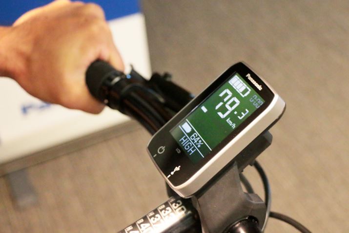 ΂ăy_񂵂ĂƁAŝe-Bikeł͌邱Ƃ̂Ȃَ̃Xs[hfBXvCɕ\ꂽBAȏ͓̉A80kmɂ͓Błcc