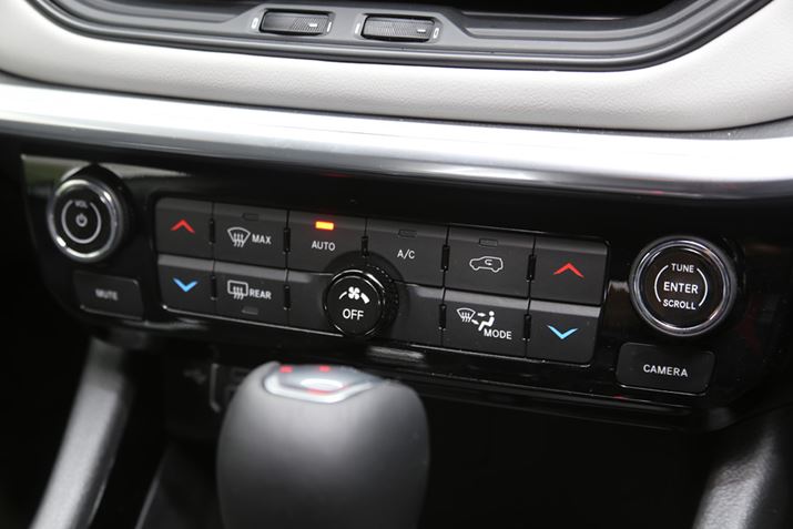 ώGł킩Â炢Z^[fBXvC̃XCb`ށi摜jƁAgppxɂ炸AɐݒuĂI[fBIAGAR֘AXCb`i摜j