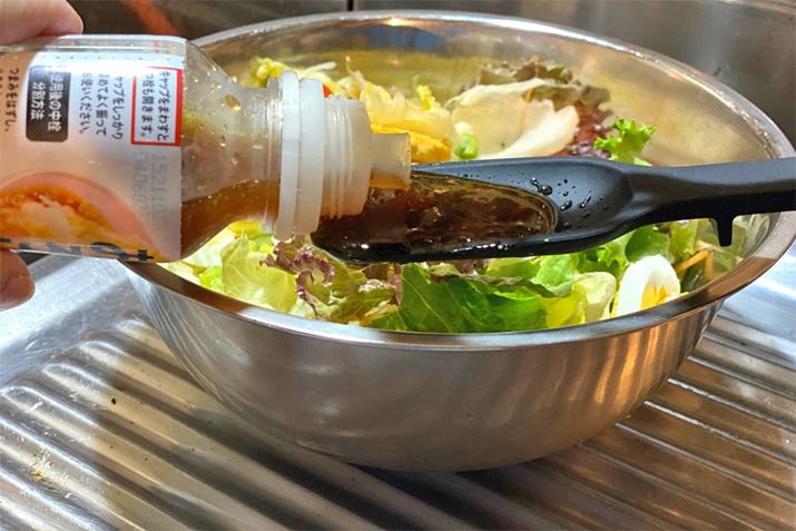 �X���b�g���Ȃ����̓X�v�[���̂悤�Ɏg���āA�T���_�Ƀh���b�V���O��I���[�u�I�C����������ۂȂǂɕ֗���