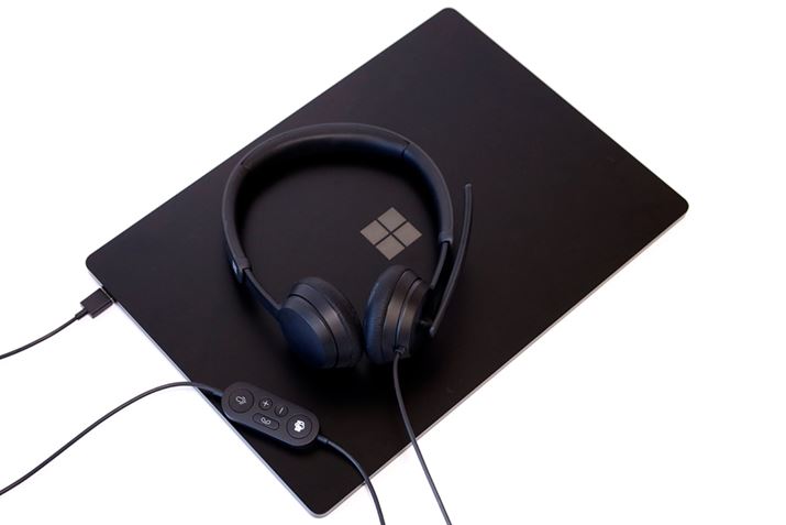 15^̃fBXvC𓋍ڂSurface Laptop 4 15C`BubNƃv`i2F̃J[oG[VpӂĂi@ɂđIׂFقȂBʐ^̓ubNfjBICcICƂlȂÁu_ USB wbhZbgvƑgݍ킹ƁA֗Ɏg