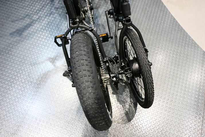 ̓A^CA^Cx郊At[̌`ȂႤ