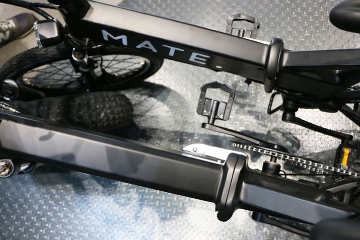 t[̃fUC⒆ɐ܂肽ݗp̃qW𑕔\͗fƂAt[̑MATE CITYiĵقׂ߁B܂肽ݗp̃qW̍\قȂ