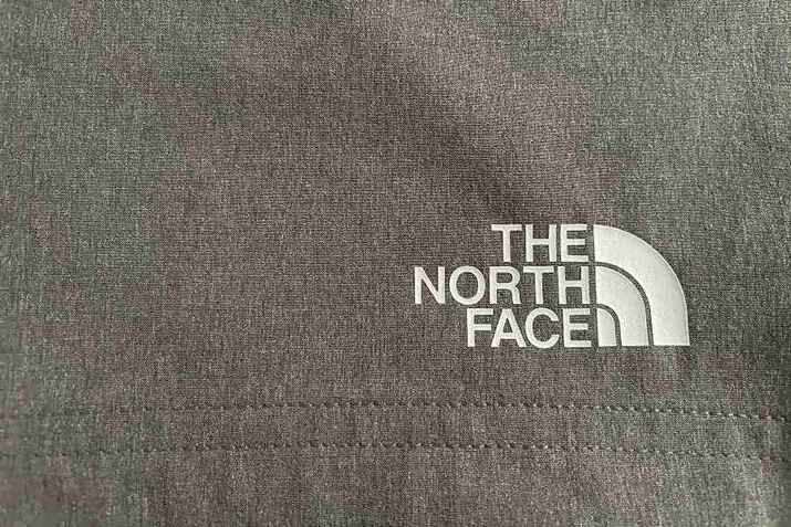 ɂ́AuTHE NORTH FACEṽSBLkɂꂽ2WAYXgb`t@ubŃAwu~bNX`R[ṽJ[̂݁Au|GXe86{|E^14v̑fލ\BȂ݂ɁAȊÕJ[́AuiC86{|E^14v
