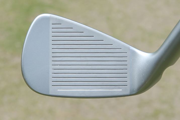 tF[Xʂɂ̓XeXX`[̗pBåԊuƊpxœKAa̖{iBlade13{17{ɑ₵Ă܂BɂAʂꂽԂ⃉tȂǈł肵Xsʂmۂł悤ɐ݌vĂƂ܂