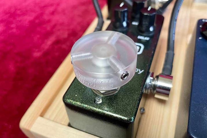 Barefoot ButtonśA3lWϓɒ߂ČŒ肷dg݁B̃TCYႢɂ͒ߍ݋őΉł܂