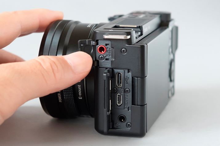 ʂɃ}CN[qAUSB Type-C[qi[dEdΉjAHDMI}CN[q (^CvD)Awbhz[q𓋍ځB\j[APS-C~[XƂUSB Type-C͏ڂBUSBڑWebJƂċ@\ACuXg[~OɂΉBBe@ƂĂ̓wbhz[qĂ̂|CgŁAj^OȂBe邱Ƃł