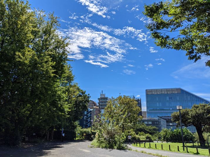 CJ̍BIo̒邤ɁARȐFו܂ŕ\Ă