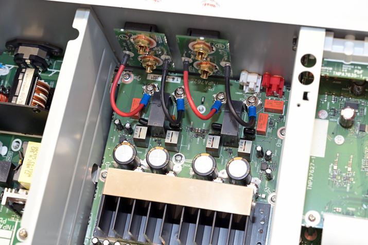 `M̏x߂邽߂ɃXs[J[[qƃAvubNԂ̐ڑɏʃfuSU-R1000vƓ񎥐̂̐^イrXgpȂǁAp[cIɂȂ肱Ă