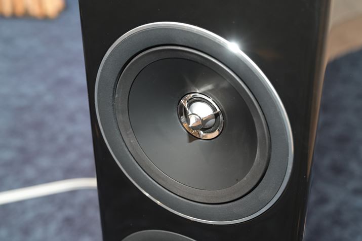 VJ̓2EFChCo[uAdvanced Phase Precision DrivervBcC[^[[ɃcC[^[ɂ͍̈ʑ𐮂^イ́uLinear Phase Plugv𓋍ڂ