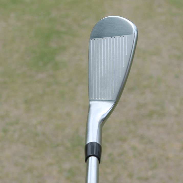 T100E#9̔wbh`́AcA[v[[̃tB[hobNɊÂĐ݌vꂽ̂BV[vȃgbvCA킸ȃO[XlbNAZ߂̃u[hƁAhcɓĂ₷ȁh`ɂȂĂ܂